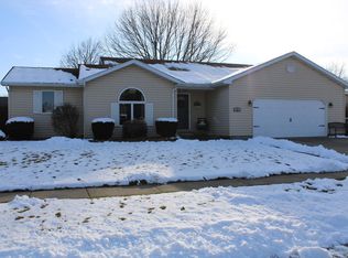 32 Colonial Dr, Clinton, IL 61727