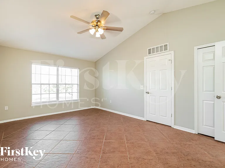 1120 NW 11th Pl — Photo 12