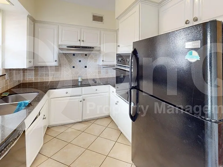 5835 Sandhurst Ln #D — Photo 6