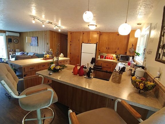 kitchen/breakfast bar