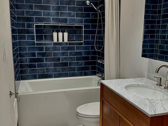 Newly renovated bathroom. Painting on Monday. Huge soaking tube! Bluetooth speaker. Blue and yellow mood lighting.