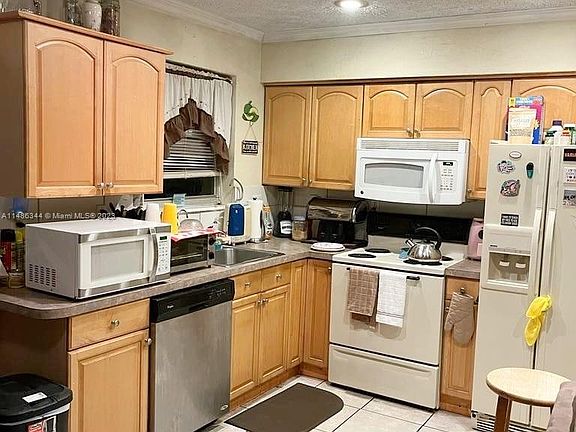 4th image of 808 NW 66th Ave