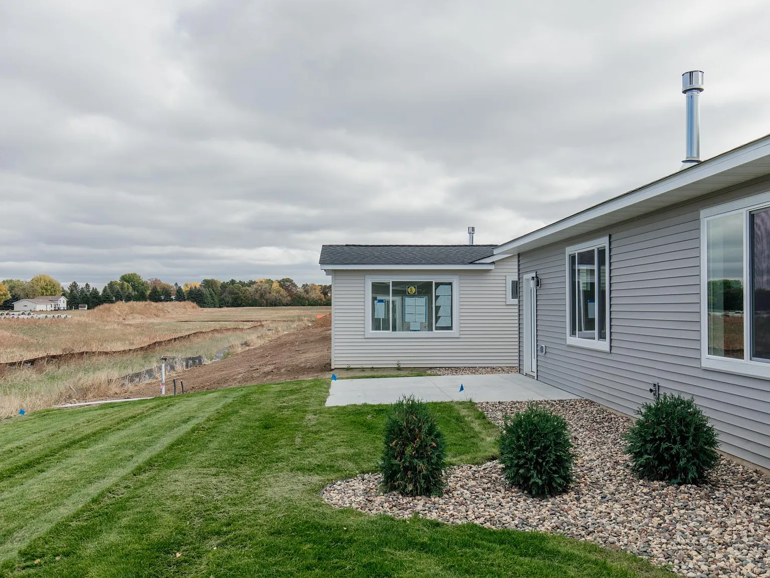 2 bed, 1305 sqft, $2,400 — Photo 4