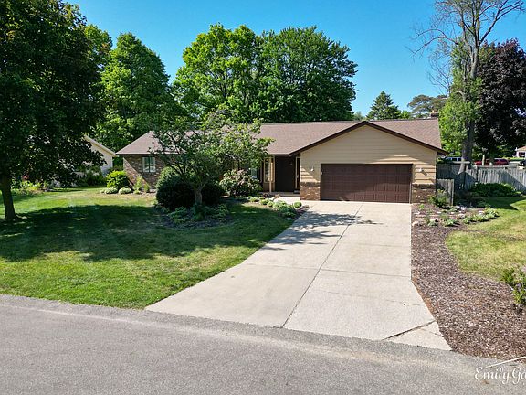 3rd image of 337 Evergreen Dr