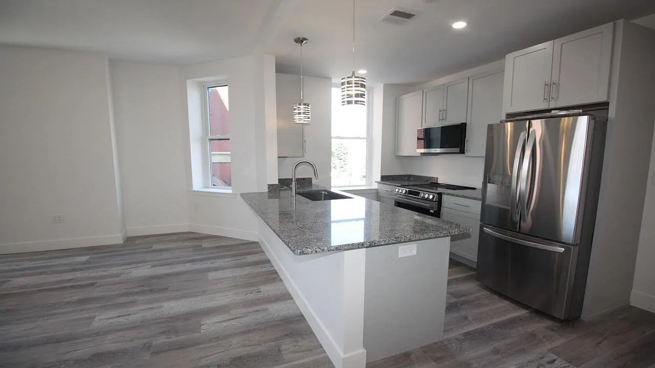 2 bed, 2.0 bath, 99999 sqft, $3,900 — Photo 3