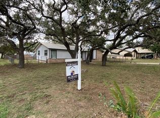 301 Dubose Dr, Devine, TX 78016