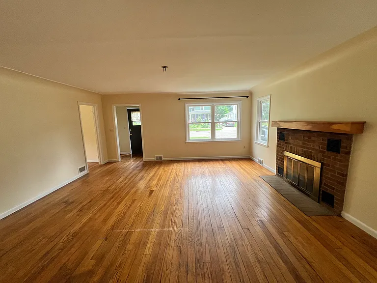123 E Riverside St — Photo 4
