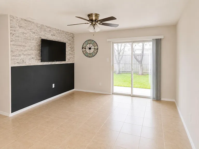 1518 Perennial Ln — Photo 4