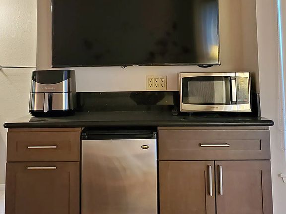 2nd image of 405 S Marguerita Ave #B