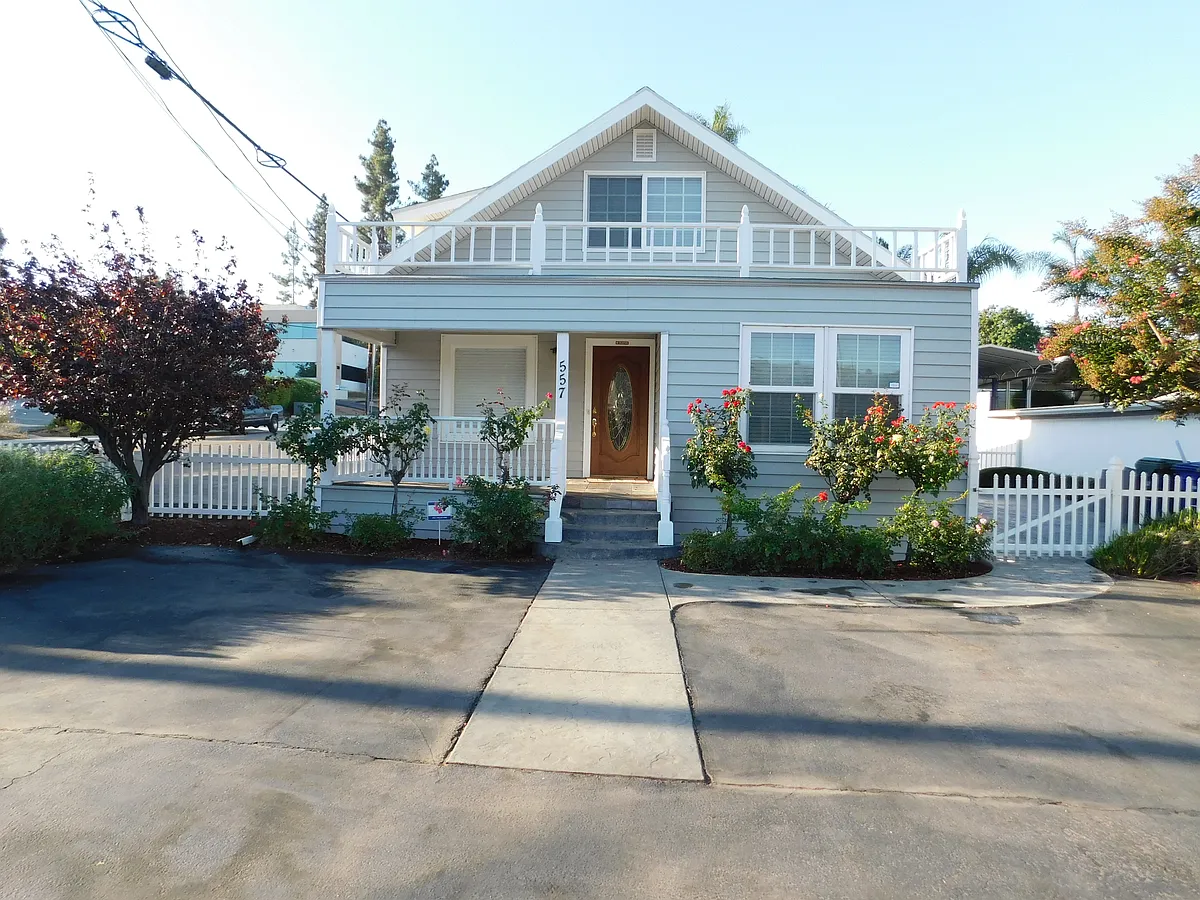 Building Photo - 557 E Alvarado St