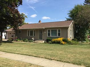 616 Forest Dr, Fenton, MI 48430