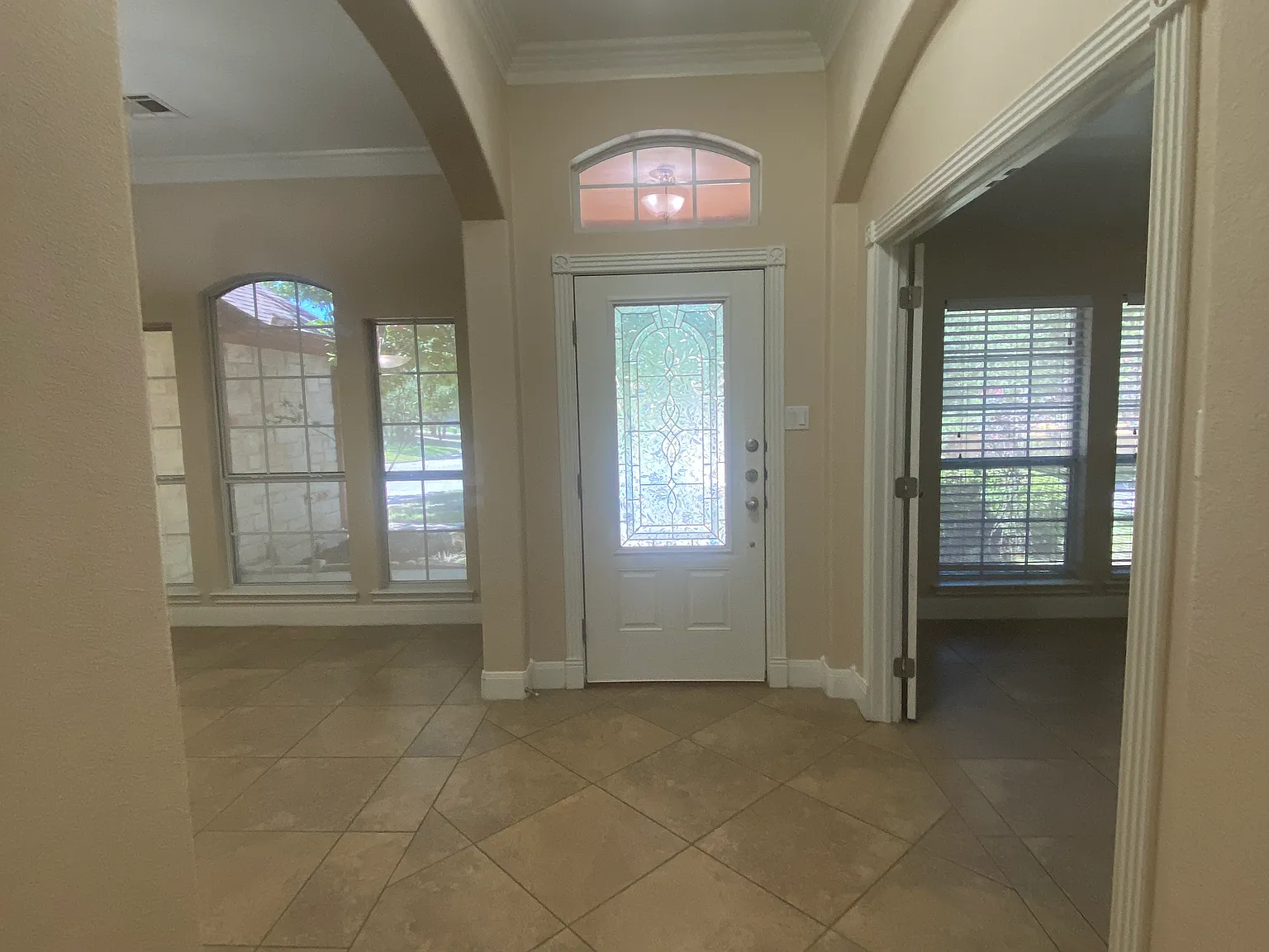 3 bed, 2200 sqft, $2,195 — Photo 2
