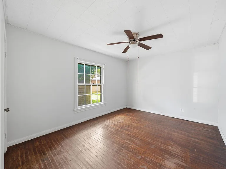 410 Live Oak St — Photo 9
