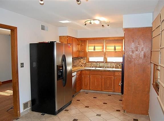 5th image of 7607 W 66th St