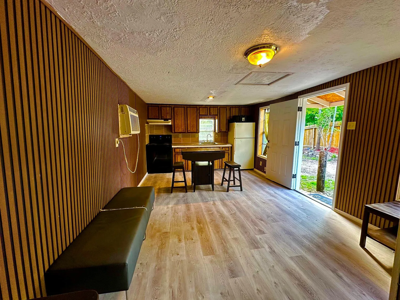 1 bed, 1.0 bath, $850 — Photo 2