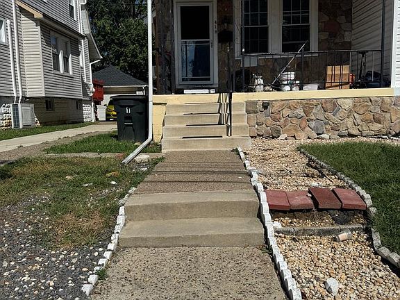 2nd image of 419 Custer Ave