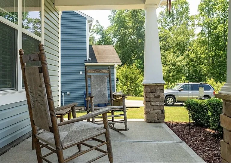909 Amanda Dr — Photo 2