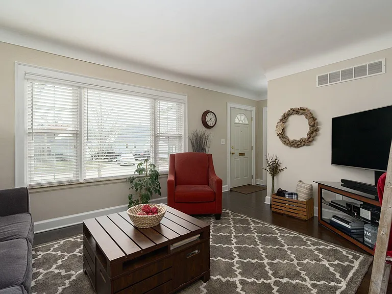 23128 Olmstead St — Photo 7