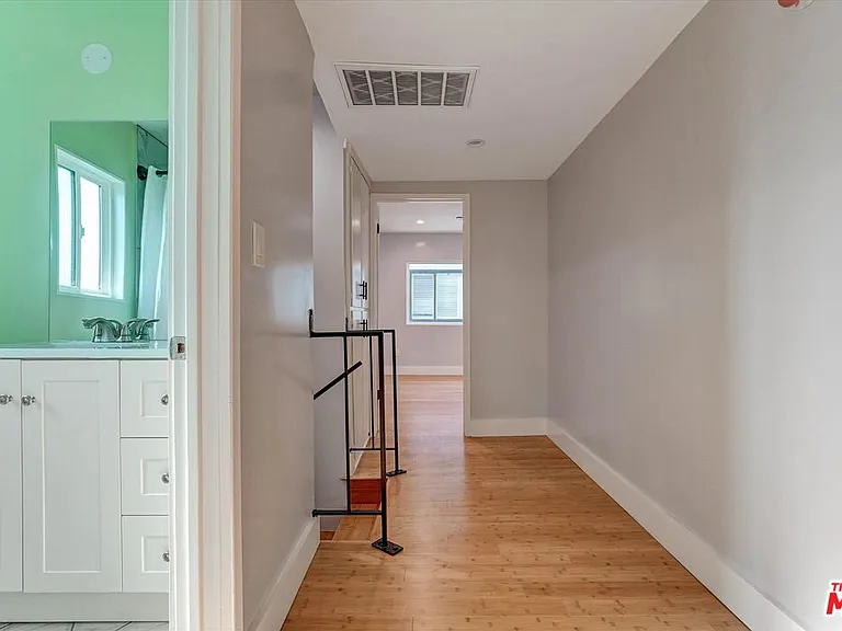 5726 Woodman Ave #2 — Photo 20