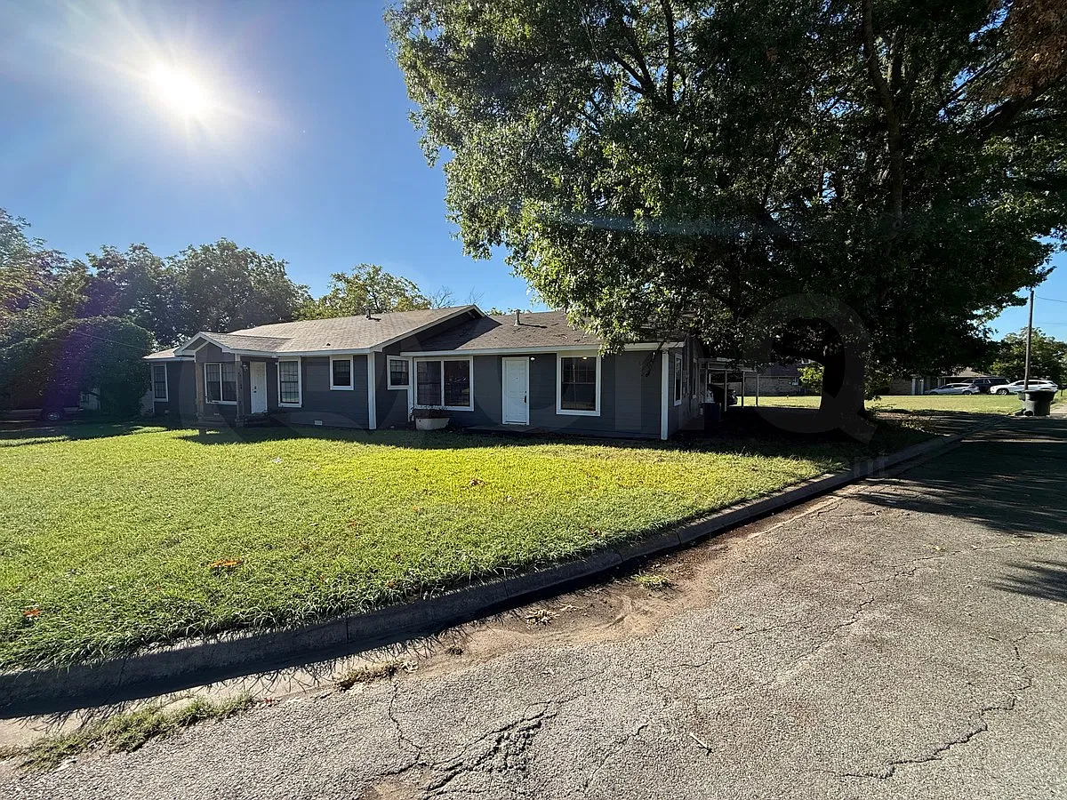 2 bed, 1.0 bath, 1000 sqft, $1,050 — Photo 2