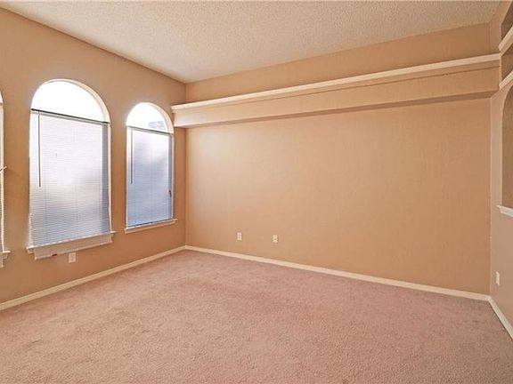 4th image of 304 Jim Hofher Pl