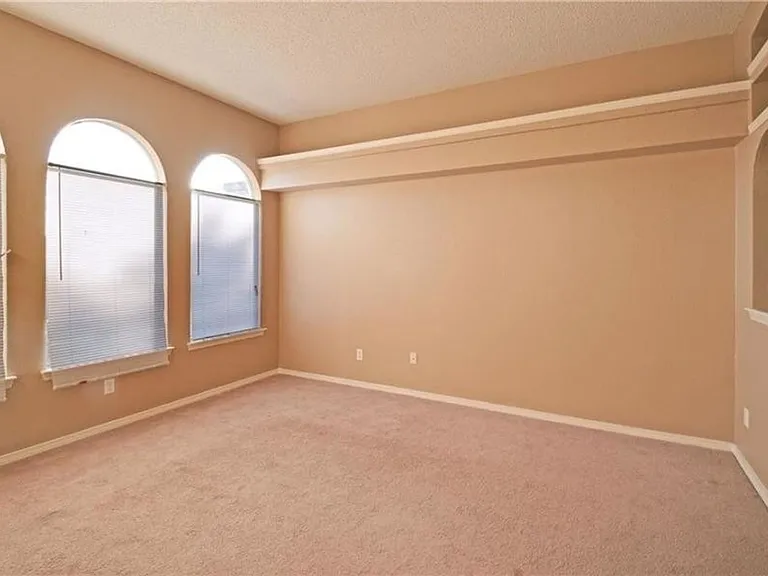 304 Jim Hofher Pl — Photo 4