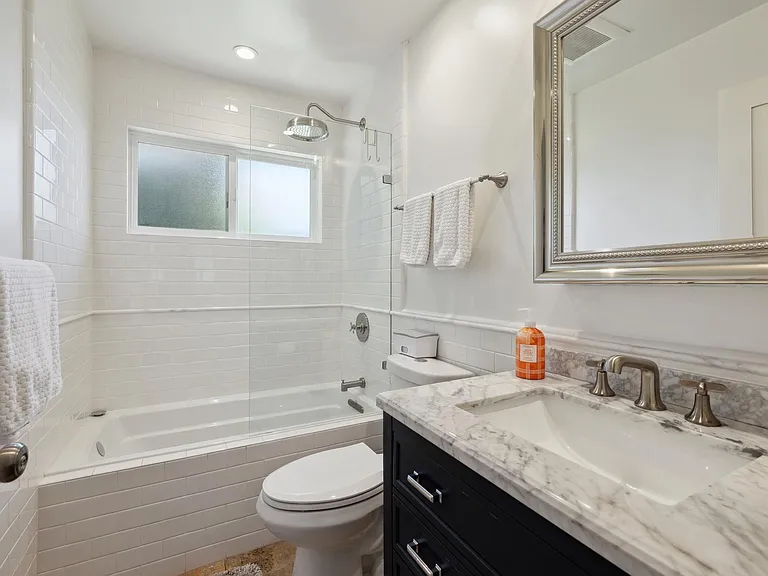 Guest / children's bathroom, main level