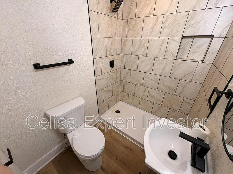 2 bed, 1.0 bath, 902 sqft, $1,050 — Photo 4