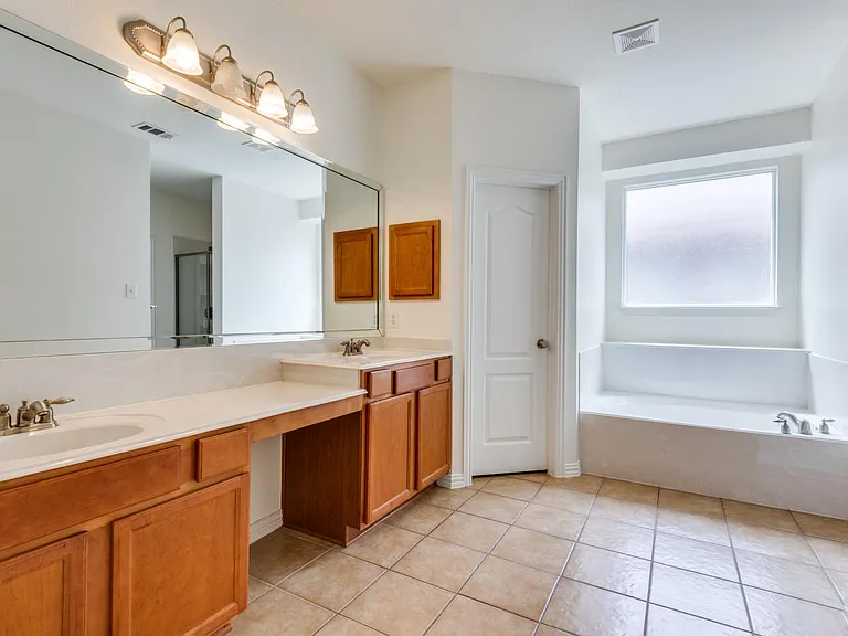 15924 Alvarado Dr — Photo 13