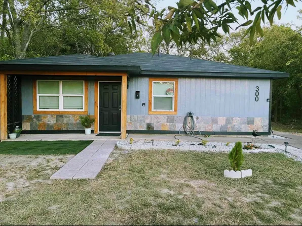 300 Poplar St, Bonham, TX 75418