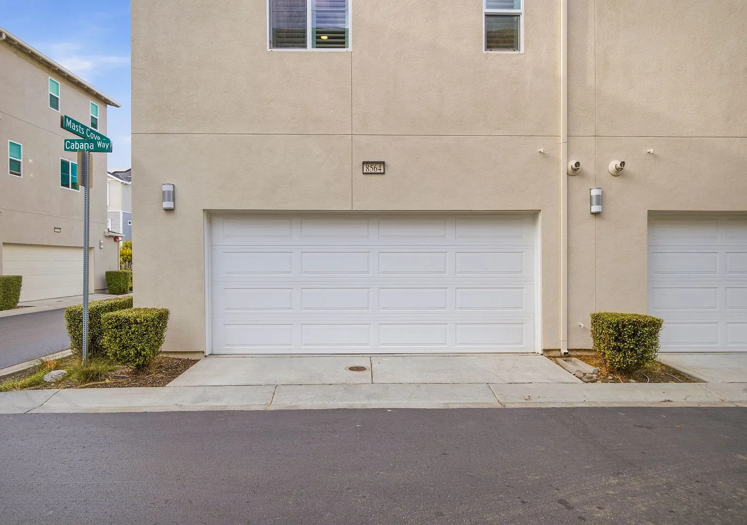 Corner Townhome with Private-Entry Suite — Photo 2