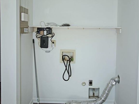 5th image of 225 Twin Falls Dr