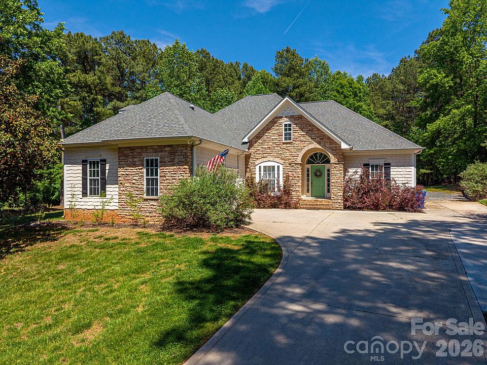 1st image of 122 Maple View Dr #114