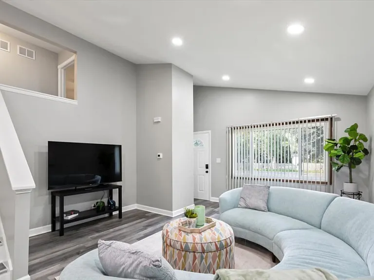 33W067 Bonnie St — Photo 1