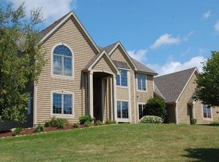 1018 Woods Dr, Hartland, WI 53029