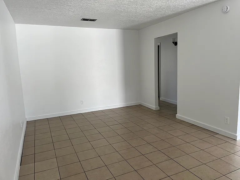 Renovated, Large UNM Area 2 Bed Apt w/ Washer / Dryer and Private Yard — Photo 9