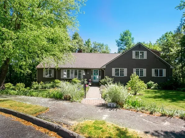 28 Lancelot Ct, Norwood, MA 02062