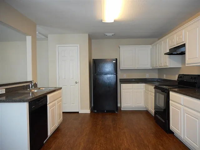 3 bed, 2.0 bath, 1608 sqft, $2,035 — Photo 2