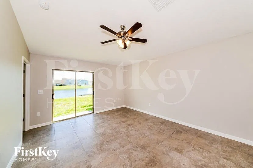 3 bed, 2.0 bath, 1451 sqft, $2,155 — Photo 2
