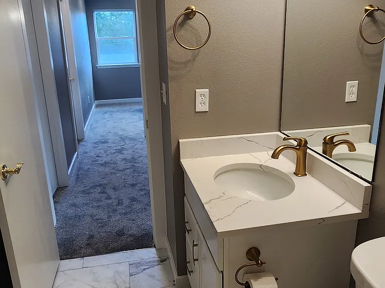Guest bathroom opposite view
