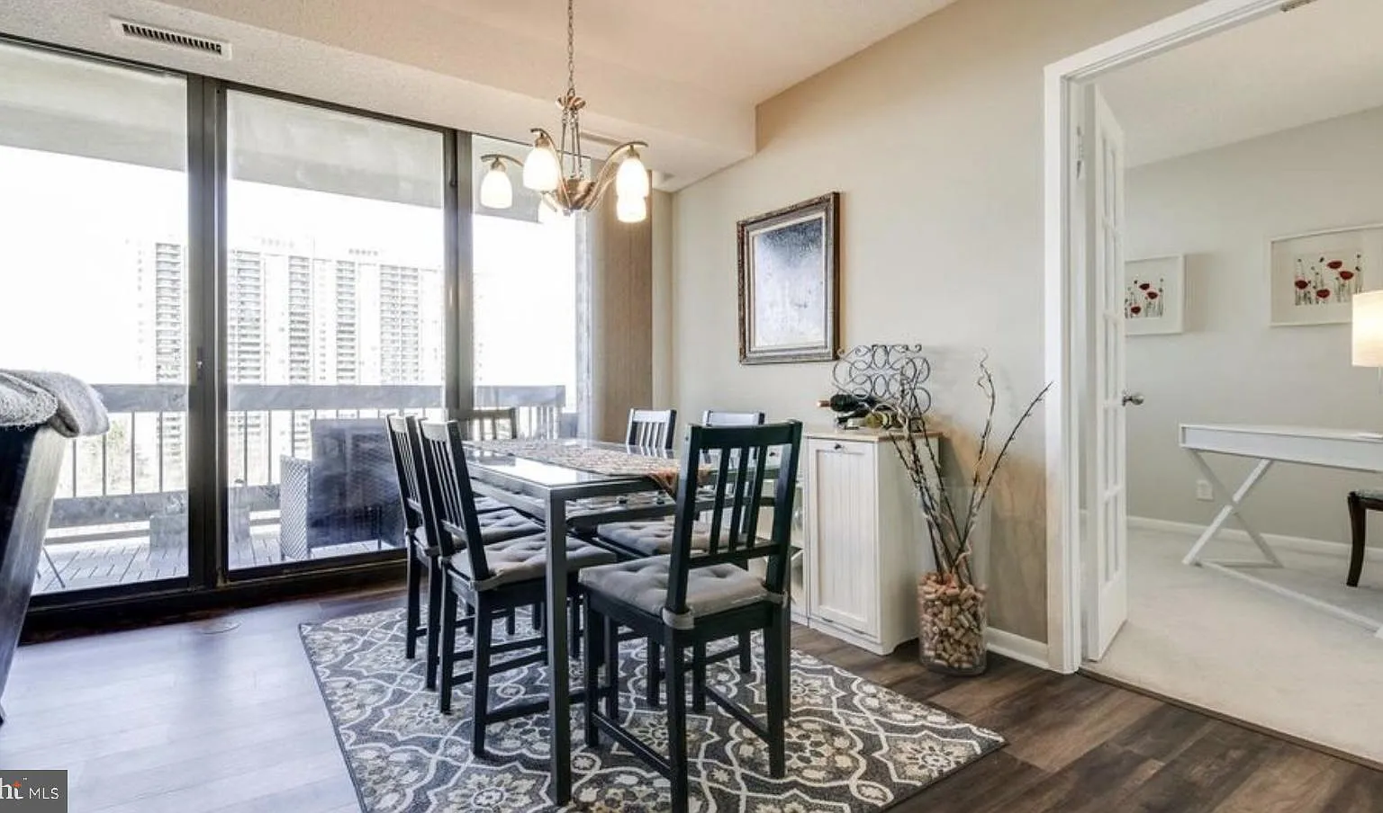 Skyline Square Condo — Photo 3