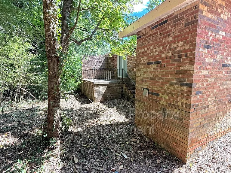 561 Blendwood Dr — Photo 9