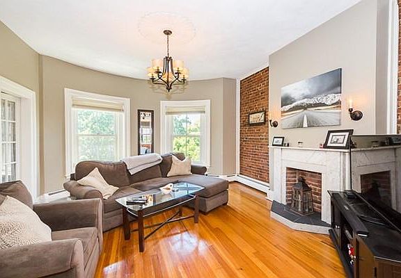 2nd image of 25 Monument Sq #4