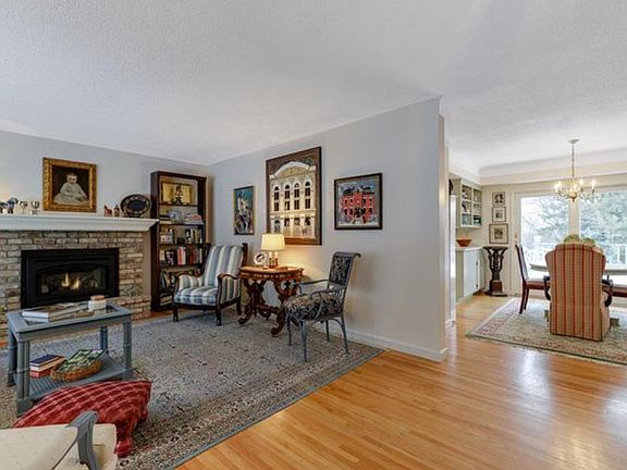 3rd image of 433 Sextant Ave W