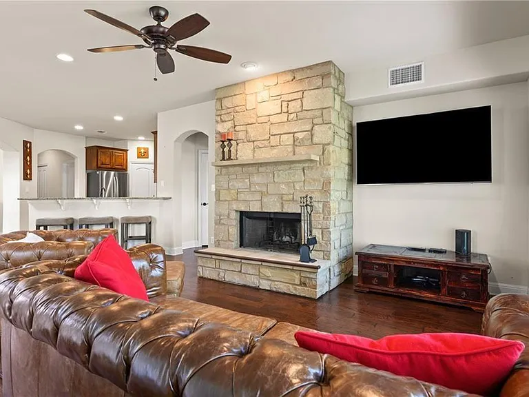 110 Oak Glen Cv — Photo 5