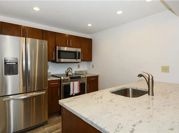804 S Main St APT 3, Stowe, VT 05672