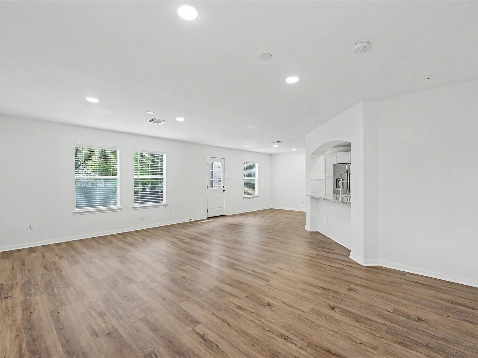3 bed, 2.5 bath, 2044 sqft, $2,300 — Photo 4