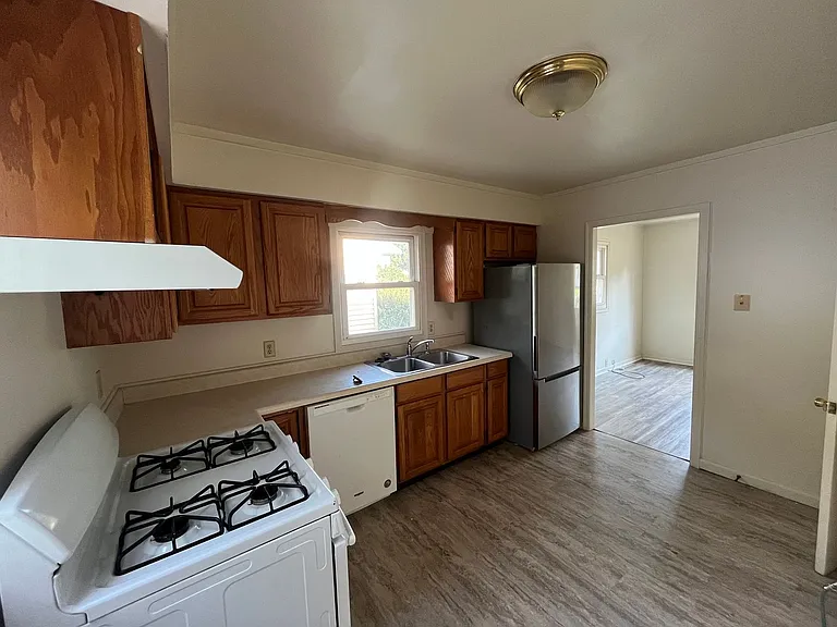 1422 Potomac Ave — Photo 2