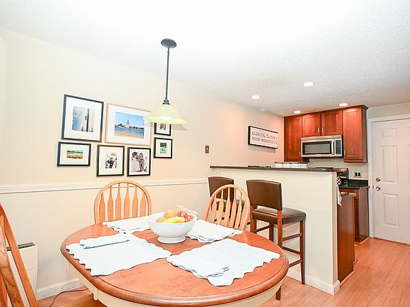 5th image of 11 Thoreau Ct APT 8