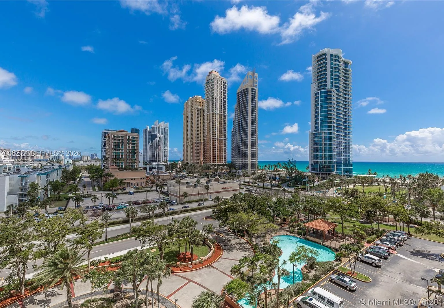 Winston Towers 600 Condo — Photo 1